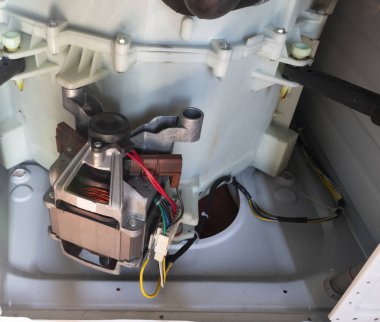 Karbon fırçalı bir çamaşır makinesinin motoru