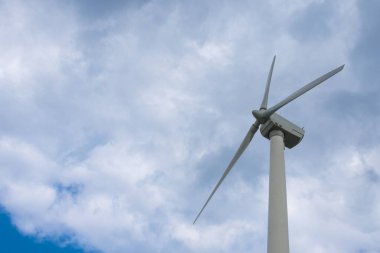 Rüzgâr türbini dramatik bulut alanıyla elektrik üretir.