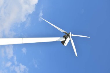 Mavi gökyüzü ve beyaz bulutlu rüzgar türbini