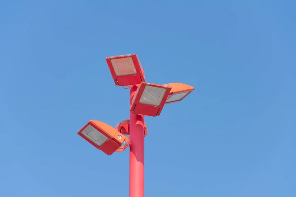Primer Plano Poste Iluminación Led Rojo Con Cuatro Lámparas Cielo — Foto de Stock