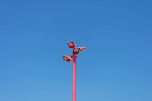 Красный Световой Столб Четырьмя Линиями Голубым Небом Фоне — стоковое фото