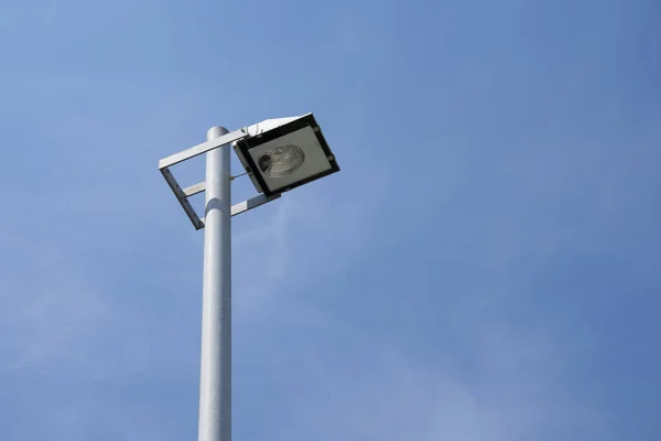 Щільна Вулична Лампа Світлим Хмарним Блакитним Небом — стокове фото