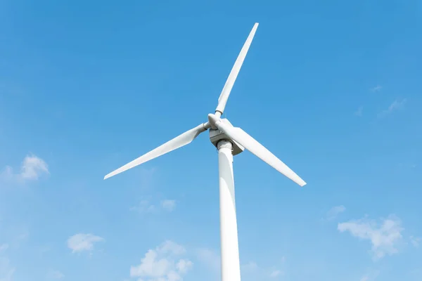 Pequeño Aerogenerador Contra Cielo Azul Claro Nubes Blancas — Foto de Stock