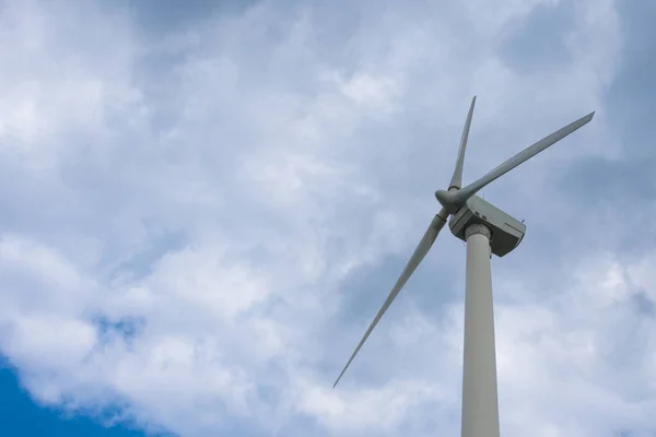 Turbina Eólica Que Produce Electricidad Con Campo Nubes Dramático — Foto de Stock