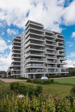 Temse, Belçika, 5 Temmuz 2020, Temse 'de deniz kıyısındaki bir apartman dairesi.