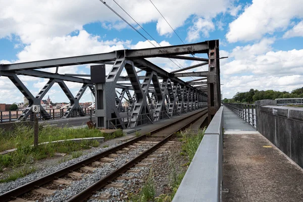 比利时坦斯 2020年7月5日 位于坦斯桥和人行横道上的横贯施尔特的铁路 — 图库照片