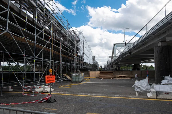 ベルギー テムセのシェルト橋の上の改修工事と足場 — ストック写真
