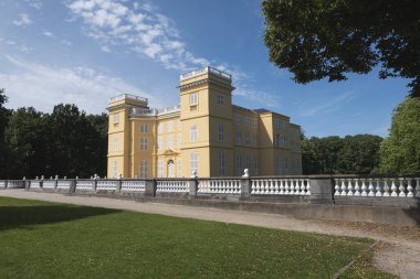 Hingene, Belçika, 18 Temmuz 2020, büyük oranda Ursel kalesinin önünde, su için küçük bir duvar var.