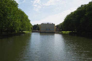 Hingene, Belçika, 18 Temmuz 2020, Ursel Şatosu 'nun arka tarafında su ve rıhtımdaki ağaçlar.