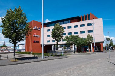 Terneuzen, Hollanda, 12 Temmuz 2020, muhasebeci ve danışman binası, Üç Renkli Sigorta ve Adalet Avukatları