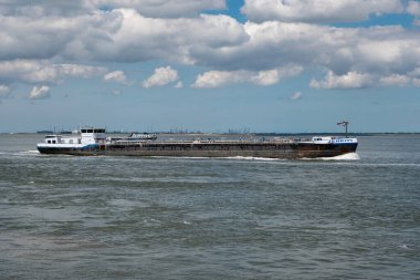 Terneuzen, Hollanda, 12 Temmuz 2020 'de Hollanda bayrağı altında hareket eden bir iç motorlu tanker.