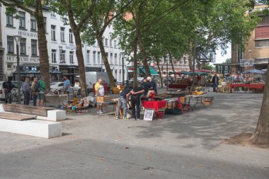Antwerp, Belçika, 19 Temmuz 2020 Pazar günü Scheldt 'in sağ kıyısındaki antika pazarı.