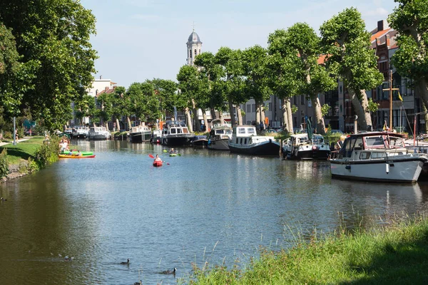 Lokeren België Juli 2020 Mensen Varen Een Kano Naast Pleziervaartuigen — Stockfoto