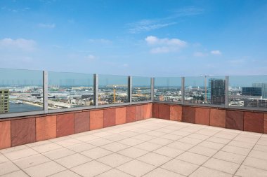 Antwerp, Belçika, 19 Temmuz 2020, Magazin dergisi nehrinin çatısından panoramik manzaralı fotoğraf.