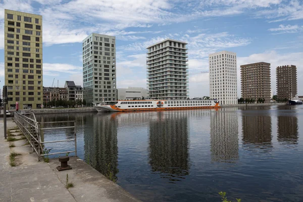 Amberes Bélgica Julio 2020 Crucero Fluvial Con Edificios Apartamentos Reflexión — Foto de Stock