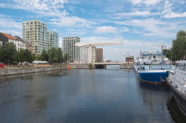 Antwerp, Belçika, 19 Temmuz 2020, Londra Köprüsü Scheldt 'in sağ kıyısındaki liman bölgesinde bir köprüdür.