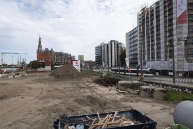 Antwerp, Belçika, 19 Temmuz 2020, Scheldt rıhtımlarının yeniden inşası, arka planda baraka binasının kazıları.