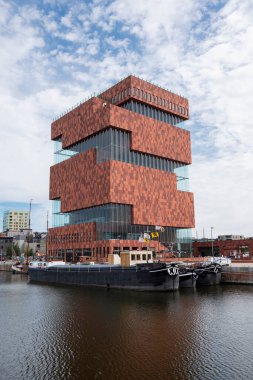 Antwerp, Belçika, 19 Temmuz 2020 'de, yüzen ev MAS' in önüne demirli. Nehir kıyısındaki müze.