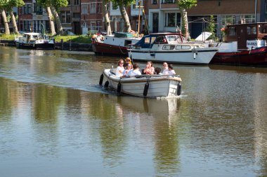 Lokeren, Belçika, 13 Temmuz 2020, Lokeren 'in merkezindeki Durme' de sekiz kişilik motorlu tekne.
