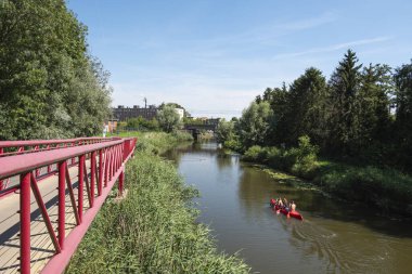 Lokeren, Belçika, 13 Temmuz 2020, Kırmızı kano Durme Nehri 'nden şehir merkezine doğru yelken açar.
