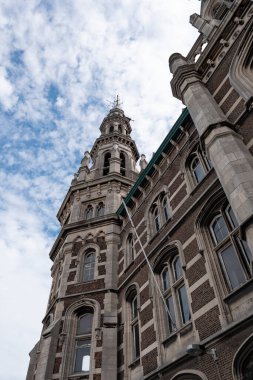 Antwerp, Belçika, 19 Temmuz 2020, Antwerp 'teki tarihi depo binasının kulesi Loodsgebouw adlı dikey fotoğraf çekildi.