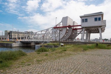Antwerp, Belçika, 19 Temmuz 2020 'de Meksika, Scheldt' in sağ kıyısındaki Antwerp limanında bir köprüdür.