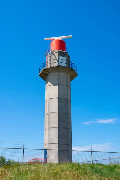 Ραντάρ Πύργος Για Ναυτιλία Ένα Μπλε Ουρανό Φόντο — Φωτογραφία Αρχείου