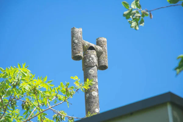 アスベストスから作られた古い風化煙突パイプ ロイヤリティフリーのストック写真