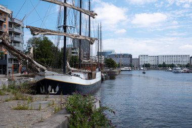 Antwerp, Belçika, 19 Temmuz 2020. Büyük yelkenli gemi, Willemdok adlı rıhtıma demirlemiş.