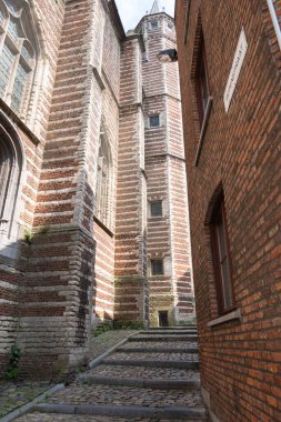 Antwerp, Belçika, 19 Temmuz 2020, Et Evi Müzesi 'ne giden dar bir sokak.