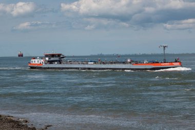Terneuzen, Hollanda, 12 Temmuz 2020, Hollanda bayrağı altında bir tanker hareket ediyor.