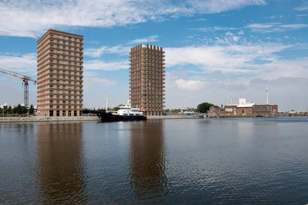 Amberes Bélgica Julio 2020 Apartamentos Reflejan Agua Del Muelle Llamado — Foto de Stock