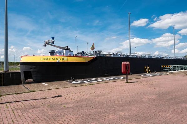 オランダのテルネゼン2020年7月12日ソムトランスXiiの内陸船が係留されています — ストック写真