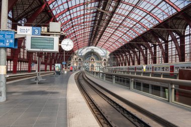 Antwerp, Belçika, 16 Ağustos 2020, Merkez İstasyonun içinde raylar, platform ve trenle