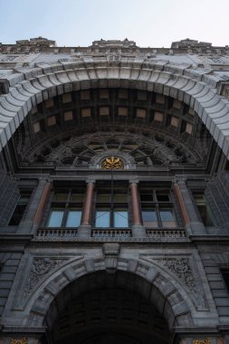 Antwerp, Belçika, 16 Ağustos 2020, merkez istasyon girişinin alçak açılı görüntüsü.