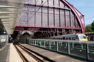 Antwerp, Belçika, 16 Ağustos 2020. Tren merkez istasyondan kalkıyor.