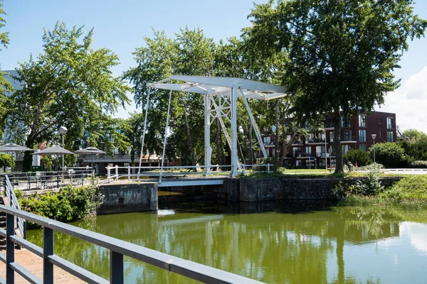 Terneuzen Países Bajos Julio 2020 Puente Blanco Sobre Agua Verde — Foto de Stock