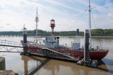 Tielrode, Belçika, 02 Ağustos 2020, Tielrode rıhtımındaki büyük gemi.