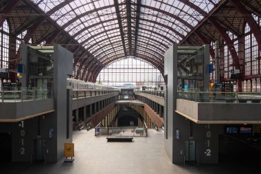 Antwerp, Belçika, 16 Ağustos 2020, Platform Genel Bakış ve Merkez İstasyon asansörleri