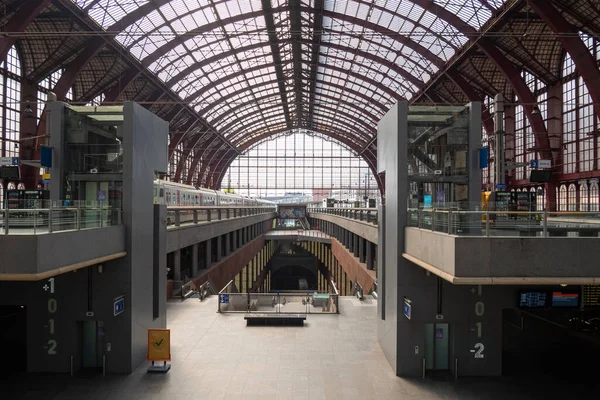 Antwerp, Belçika, 16 Ağustos 2020, Platform Genel Bakış ve Merkez İstasyon asansörleri