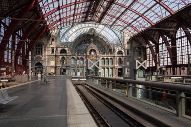 Antwerp, Belçika, 16 Ağustos 2020, merkez istasyonun içindeki platformun bir parçası.