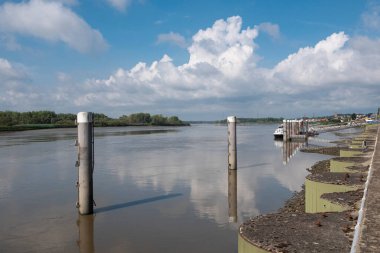 Tielrode, Belçika, Durme nehri ve feribot için iniş sahnesiyle huzurlu bir manzara.