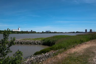 Antwerp Belçika 'da Scheldt' in solundaki bankadan sağa dön.