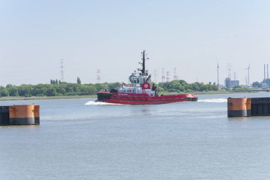 Doel, Belçika, 18 Mayıs 2020 'de SD-SHARK adlı gemi 2008' de yapılmış ve Belçika bayrağı altında denize açılan bir römorkör gemisidir.