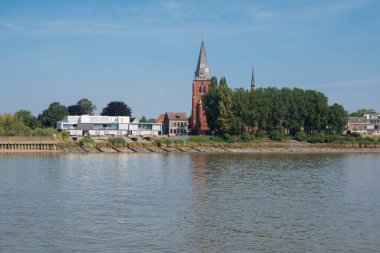 Zwijndrecht, Belçika, 16 Ağustos 2020, Scheldt 'te bir tekneden görülen kilise.