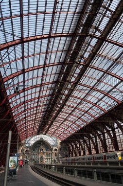 Antwerp, Belçika, 16 Ağustos 2020, tren istasyonu ve platformunun dikey fotoğrafı.