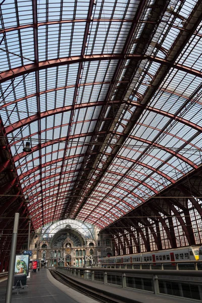 Antwerp, Belçika, 16 Ağustos 2020, tren istasyonu ve platformunun dikey fotoğrafı.