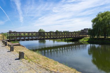 Belçika 'nın Breendonk kalesindeki su üzerinde demir köprü.
