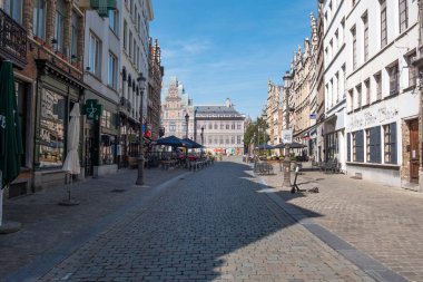 Antwerp, Belçika, 16 Ağustos 2020, Corona krizi sırasında ana markette ve boş teraslarda neredeyse hiç kimse yoktu.