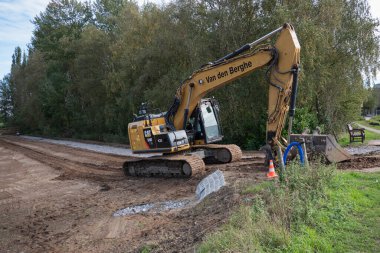 Sint Gillis Waas, Belçika, 15 Ekim 2020, Büyük kazıcı eski bir parkta bir yol kazıyor.